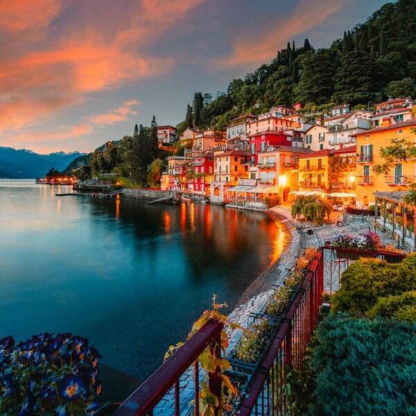 Village Of Varenna On Lake Como At Sunset With Illuminated Houses Viaggiare Bene